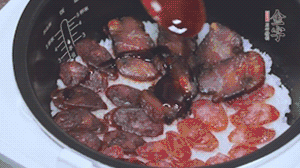 關(guān)上蓋子繼續(xù)燜煮20分鐘淋上醬汁。