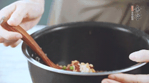 揭開鍋蓋，放上青菜，荷包蛋，就可以吃了。