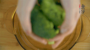 西蘭花洗凈，切成小塊汆燙，切碎。