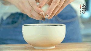 雞蛋液打散，可以加點(diǎn)鹽和黃酒，邊煎邊用筷子攪拌。