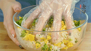 將飯團(tuán)用手搓捏成圓球狀。