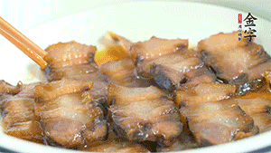 鋪上一片醬肉，撒點(diǎn)芝麻即可。