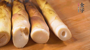 春筍剝去外殼，切成滾刀塊。