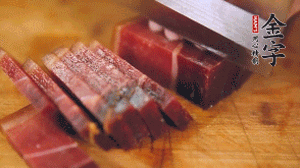 金字火腿溫水浸泡30分鐘，切成小塊。