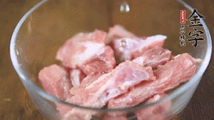 切成小段的排骨洗凈后，加姜片焯水3分鐘。