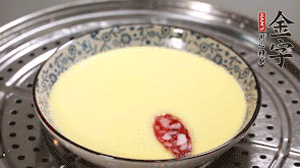 將香腸片均勻鋪上，繼續(xù)蒸6分鐘。