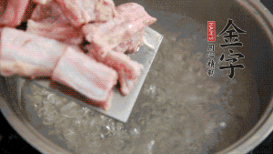 剁成塊狀的排骨洗凈，放入沸騰的鍋中，加姜片汆燙，2分鐘后撈出備用。