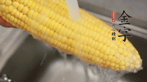 蓮藕切塊、玉米切段、荸薺削皮。