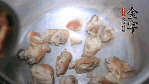 將汆燙好的豬蹄塊、蹄片 、筍段、姜片放入鍋中，放黃酒調(diào)味。