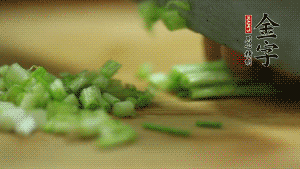 小蔥切成蔥花。