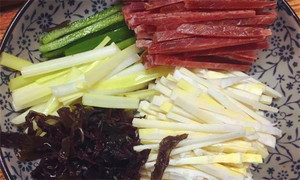 黑木耳泡發，黑木耳、韭黃、雷筍、青椒切成絲。