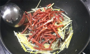 火腿絲、筍絲、黑木耳絲汆水后，瀝干。