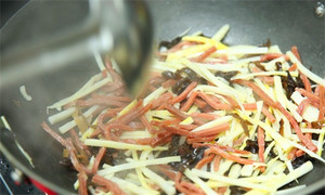 起油鍋，蒜茸煸香，倒入所有食材，加料酒翻炒至熟即可。