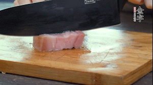 【餡料】1.金字淡咸肉加姜片料酒焯水，春筍焯水后切成小丁。