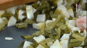【餡料】2.鍋中油8成熱時，依次放入春筍、雪菜、淡咸肉，翻炒出香味。