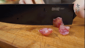 【餡料】3.金字土香腸、香菇切小丁。