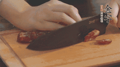 金字土香腸切片，香菇切丁。