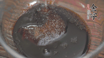 調配醬汁：耗油、生抽、老抽、糖、鹽、清水攪拌均勻。