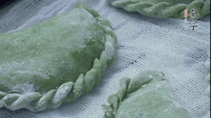 【制作】2.蒸架上墊浸濕的屜布，再放上清明果，大火蒸10~15分鐘，完成，出鍋啦！