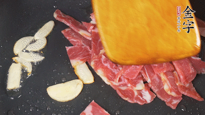 意面按照包裝時間煮熟過涼水，金字淡火腿切成小片。