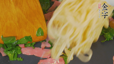 鍋中倒油燒熱，蒜片煸香，淡火腿略翻炒。