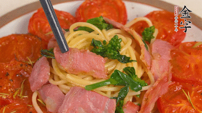 加菜花翻炒1分鐘后加意面，翻炒1分鐘后用少許鹽、黑胡椒調味即可。