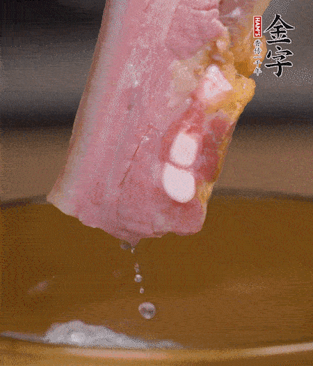 煮過的西蘭花切碎。煮熟的淡咸肉切丁。