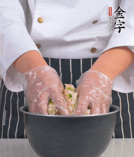 米飯中放西蘭花碎、咸肉丁，加少許黑胡椒、十來滴橄欖油拌勻。