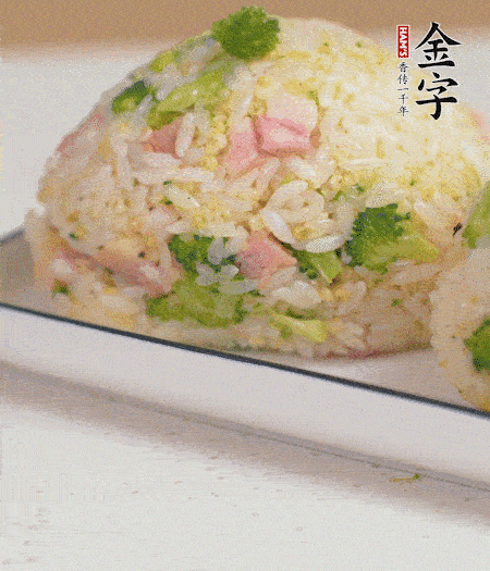 拌好的飯攥成飯團。