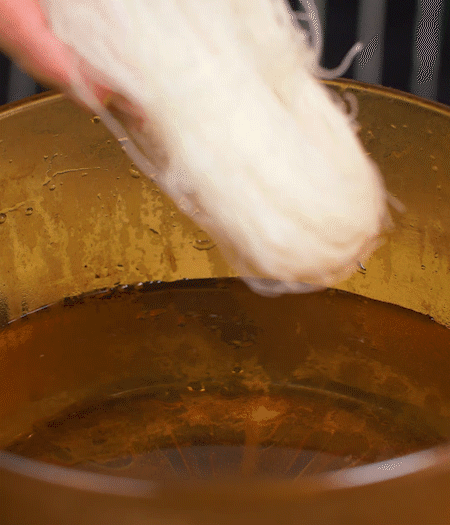 粉絲熱水泡軟。蒜、姜切碎末，小蔥切蔥花、小米椒切圈。金字火腿切薄片。