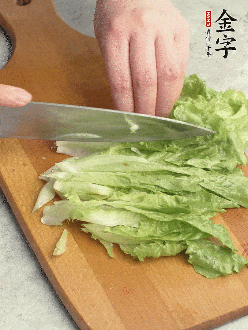 胡蘿卜、生菜、黃瓜切絲。