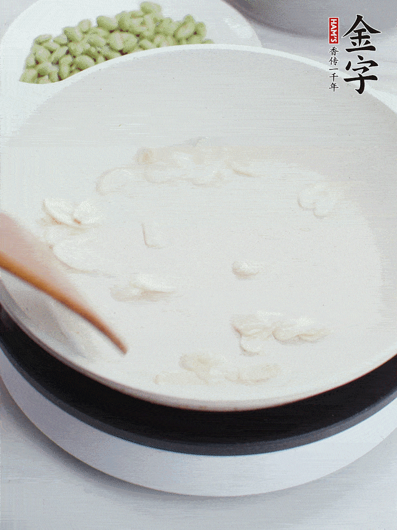 金字淡咸肉煮15分鐘，撈出切片。油5成熱時(shí)，蒜末、咸肉爆香。