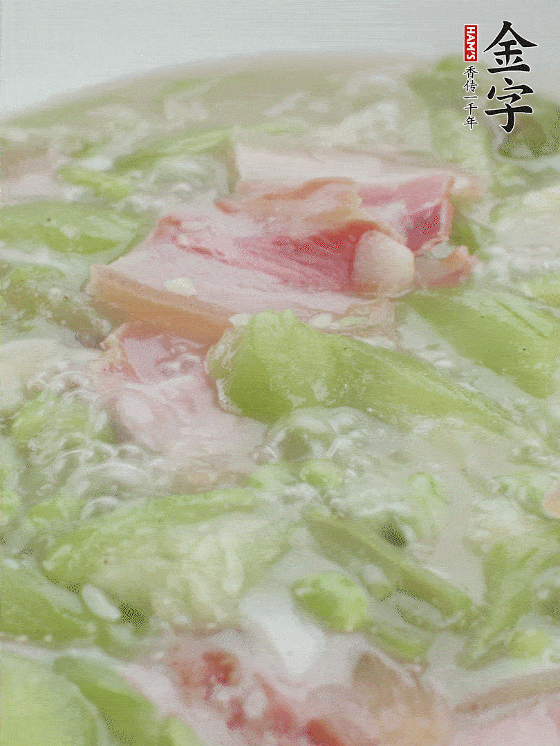 加一點(diǎn)熱水、白胡椒粉、雞精翻炒1分鐘。