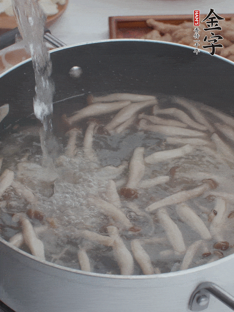 油熱爆香大蔥、蒜末，下蟹味菇炒軟，放清水。