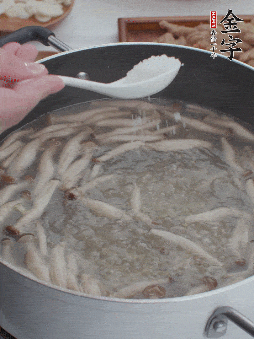 1勺鹽、一點胡椒粉調味。