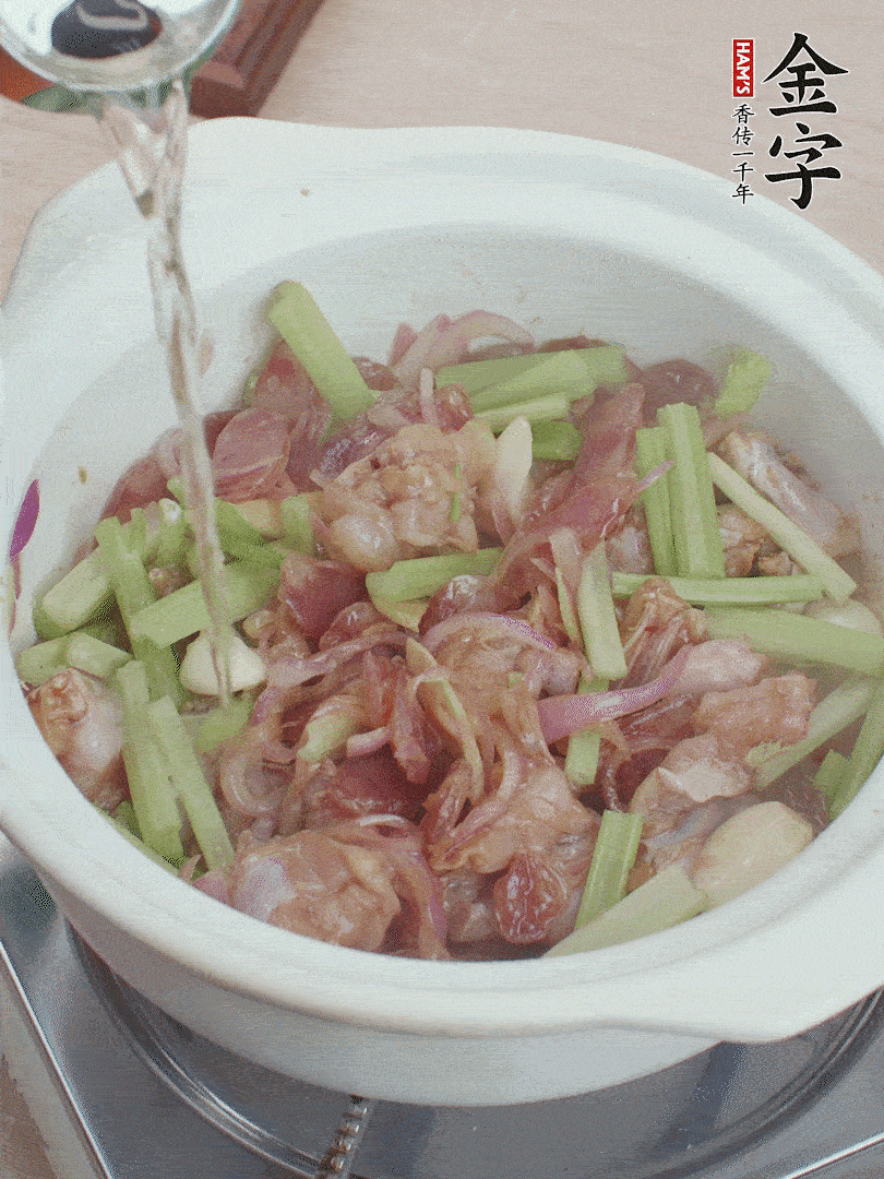 牛蛙變色后，淋點啤酒，加蓋后調(diào)小火燜10分鐘。