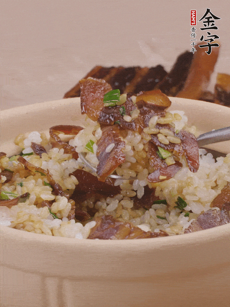 揭蓋后撒點(diǎn)蔥花裝飾，趁熱拌勻。