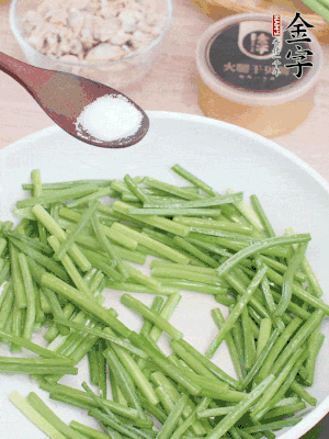 起鍋熱油，下韭菜苔炒至變色。加少許鹽。