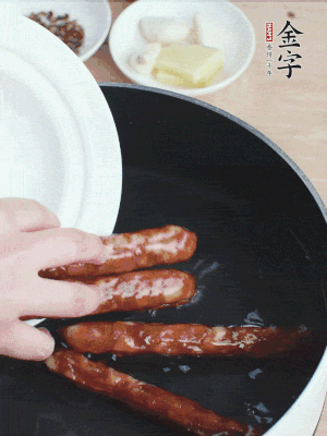 金字香腸水煮15分鐘，撈出切薄片。