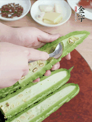 苦瓜去籽切薄片，一點鹽拌勻，10分鐘后沖洗控干。香蔥切蔥花、姜切末、蒜拍碎、干辣椒切圈。