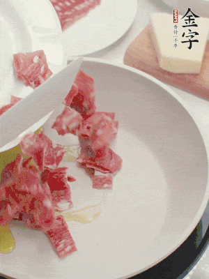 橄欖油煸香金字培根火腿。依次下豌豆、蝴蝶面、洋蔥。