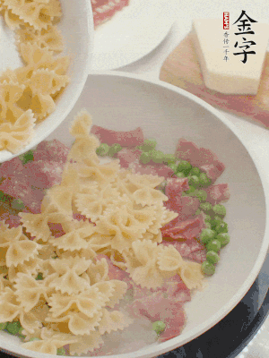 1小勺鹽調味，混合一起燉煮一下。