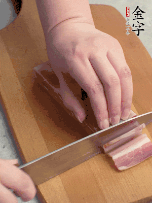 百合切去頭尾，分開(kāi)洗凈;咸肉切薄片。