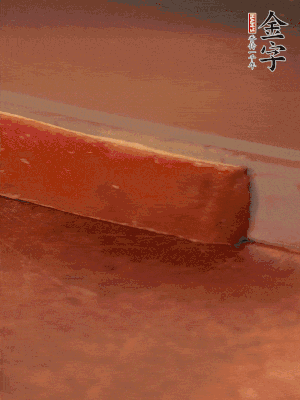 金字火腿上方去皮切薄片。