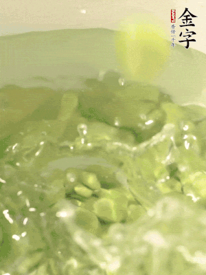新鮮蠶豆熱水焯水30秒，然后浸入涼水。