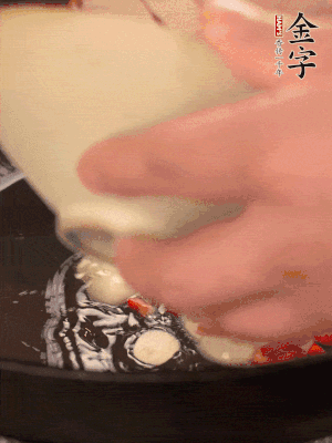 豬油潤(rùn)鍋，下辣椒、大蒜、火腿片煸香。