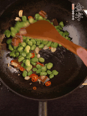 再下蠶豆煸炒，加1勺料酒調(diào)味。