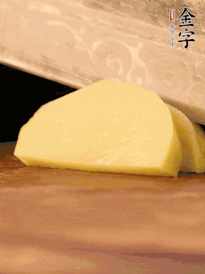 土豆去皮切丁。水開后，放入鍋中煮2-3分鐘，撈出瀝干水分。