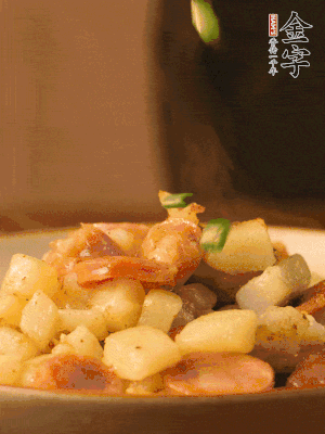 翻炒均勻，撒上蔥花后即可。