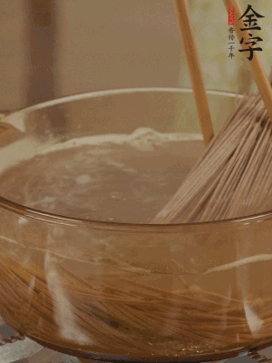 水開(kāi)后下蕎麥面，煮2分鐘后過(guò)涼水備用。